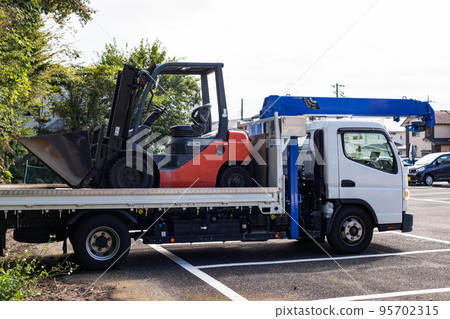 Loading type truck crane Unic car and shovel loader 95702315