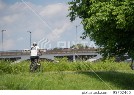 騎自行車享受初夏的空氣(Teganuma Cycling Road) 騎自行車享受初夏的空氣(Teganuma Cycling Road) 95702460