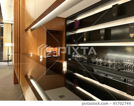 A stylish and classy bar in Ginza 95702749