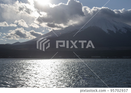 Mt.Fuji with sunlight shining through the clouds 95702937