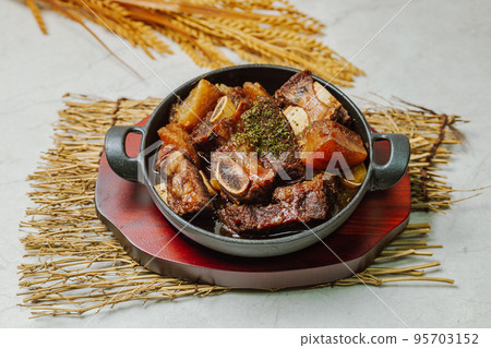 黑盤上的韓國菜 galbijjim 菜 黑盤上的韓國菜 galbijjim 菜 95703152