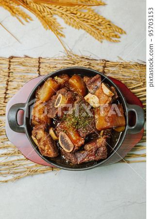 黑盤上的韓國菜 galbijjim 菜 95703153