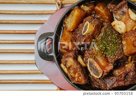 黑盤上的韓國菜 galbijjim 菜 黑盤上的韓國菜 galbijjim 菜 95703158