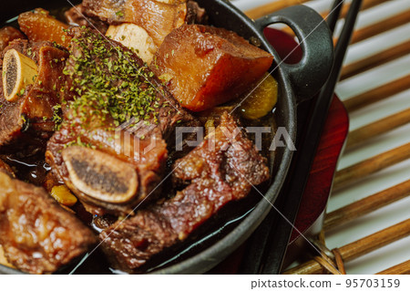 黑盤上的韓國菜 galbijjim 菜 95703159