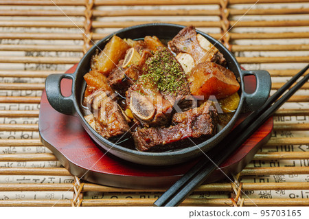 黑盤上的韓國菜 galbijjim 菜 95703165