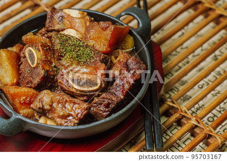 黑盤上的韓國菜 galbijjim 菜 黑盤上的韓國菜 galbijjim 菜 95703167