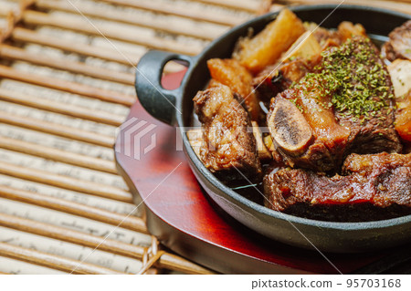 黑盤上的韓國菜 galbijjim 菜 95703168