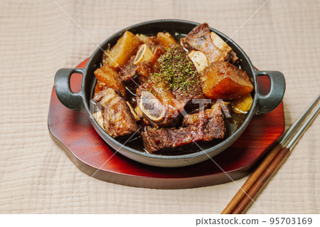 黑盤上的韓國菜 galbijjim 菜 95703169