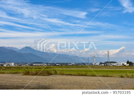 信州安曇野秋天的田園風光 95703195