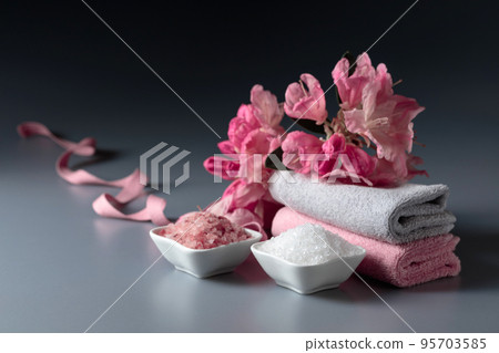 Spa composition with pink and white sea salt. 95703585