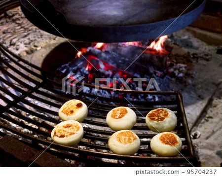 Bonfire in the hearth and freshly baked oyaki (local Shinshu food) 95704237