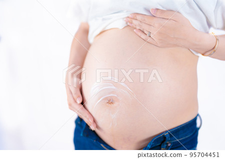 孕婦穿休閒服塗抹妊娠紋預防霜Oblique 2（拍攝真實孕婦） 95704451