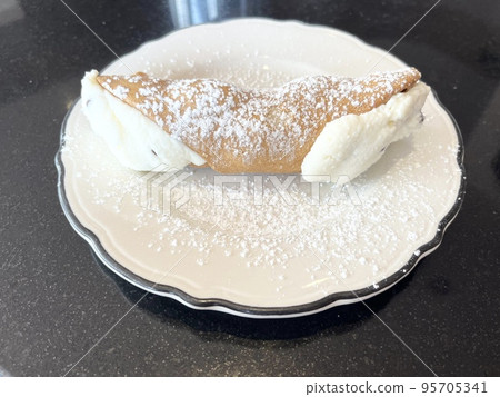 Cannoli, a traditional confectionery from Sicily, Italy 95705341