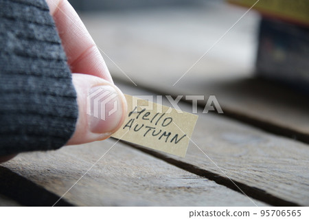Hello autumn, creative concept. The inscription on the tag. 95706565