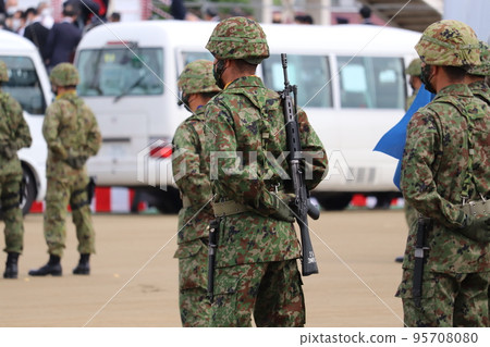 Ground Self-Defense Force personnel lining up carrying type 89 rifles 95708080