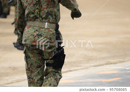 9mm pistol and holster carried by Ground Self-Defense Force personnel 9mm pistol and holster carried by Ground Self-Defense Force personnel 95708085