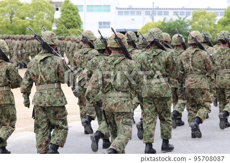 Members of the Ground Self-Defense Force marching with Type 89 rifles 95708087