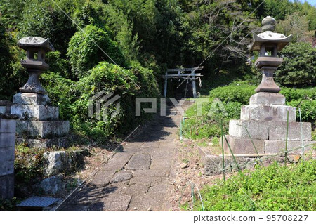 由布市Komusubi神社入口 95708227