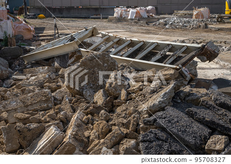 大型拆除現場和一堆瓦礫 95708327