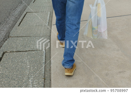 購物回家路上的男人 95708997