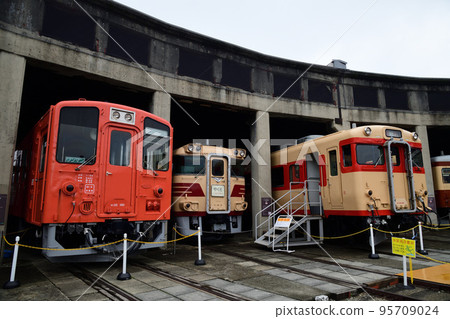 津山學習鐵道博物館 扇形機車段內排成一列的柴油車 95709024