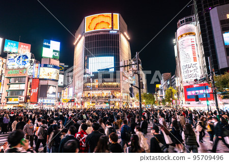Tokyo cityscape in Japan Halloween is approaching in Shibuya. Astonishing flow of people, but the risk of infection outdoors is low = October 28 95709496
