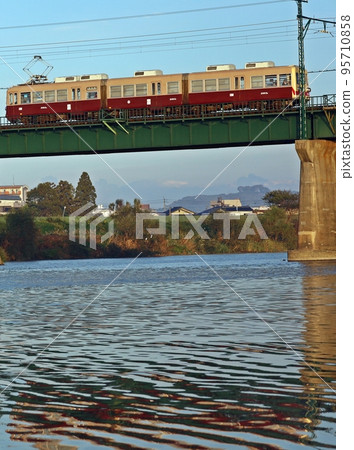 Chikuho Electric Railway 2000 series doing its best for the last duty 95710858