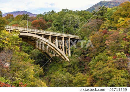 Scenery of autumn leaves Mikaeri Bridge in Naruko Gorge Osaki City, Miyagi Prefecture 95711569