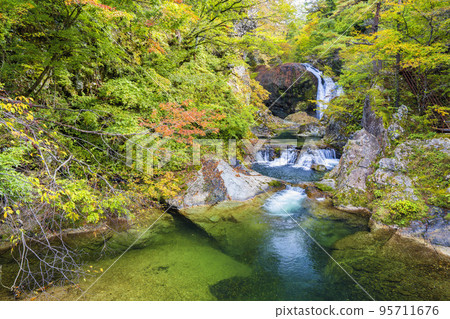 Scenery of autumn leaves Sekiyama Falls in autumn Higashine City, Yamagata Prefecture Scenery of autumn leaves Sekiyama Falls in autumn Higashine City, Yamagata Prefecture 95711676