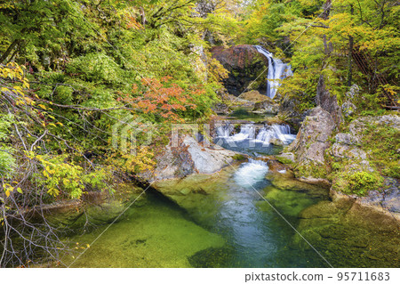 山形縣東根市秋葉關山瀑布的風景 山形縣東根市秋葉關山瀑布的風景 95711683