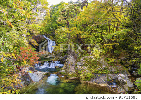山形縣東根市秋葉關山瀑布的風景 山形縣東根市秋葉關山瀑布的風景 95711685