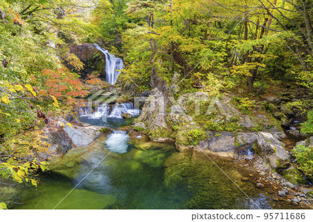 山形縣東根市秋葉關山瀑布的風景 95711686