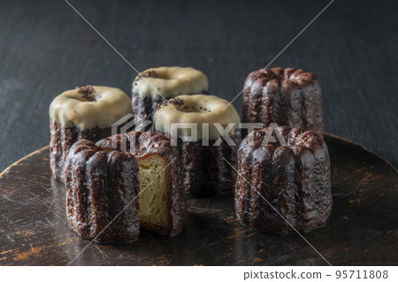 Delicious canelé 95711808