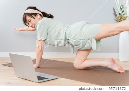Fashionable Japanese woman doing online yoga (smile) 95711872
