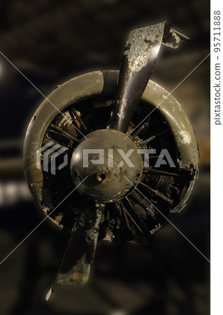 完整的雙引擎高級教練機 完整的雙引擎高級教練機 95711888