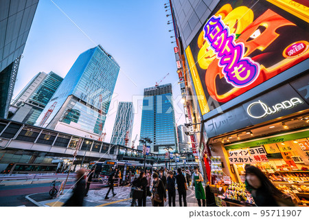 日本東京城市景觀:五棟建築齊聚一堂…從 Wave Street(入口)俯瞰櫻丘口再開發案 = 10 月 28 日 日本東京城市景觀:五棟建築齊聚一堂…從 Wave Street(入口)俯瞰櫻丘口再開發案 = 10 月 28 日 95711907