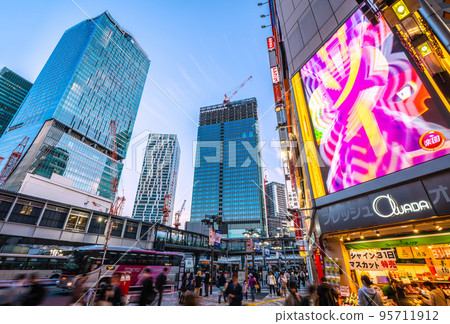 日本東京城市景觀：五棟建築齊聚一堂…從 Wave Street（入口）俯瞰櫻丘口再開發案 = 10 月 28 日 95711912