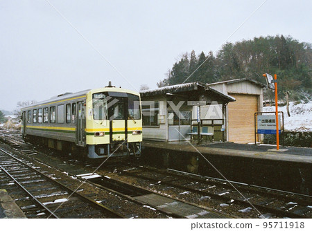 Kiha 120 stopping at Izumo Yokota Station 95711918