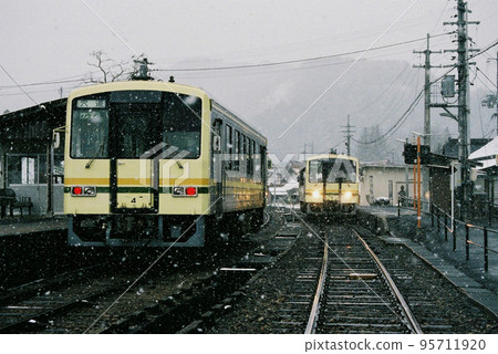 Kiha 120 standing in the snow Kiha 120 standing in the snow 95711920