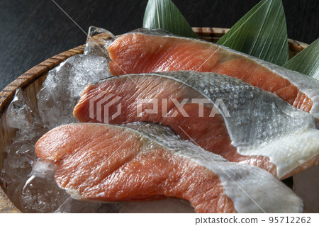 新鮮美味的三文魚片 95712262