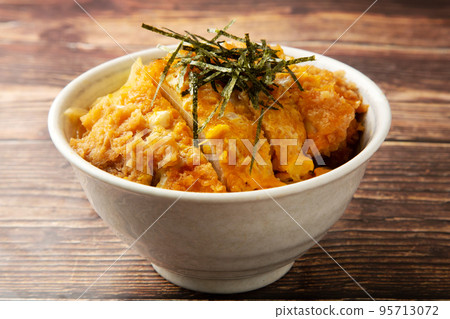Pork cutlet on rice  95713072