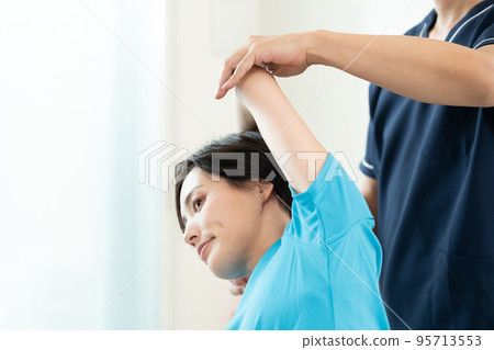 一個女人接受住宿 95713553