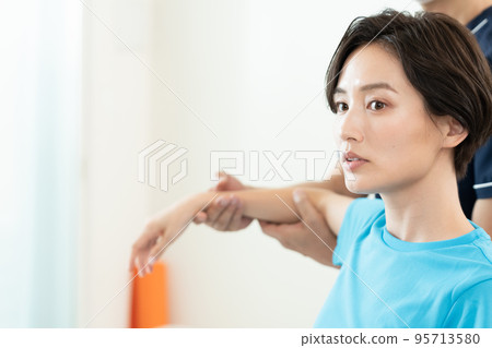 一個女人接受住宿 95713580