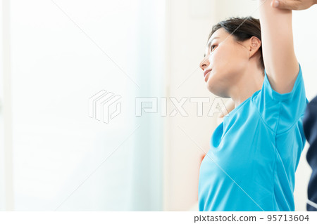 一個女人接受住宿 95713604