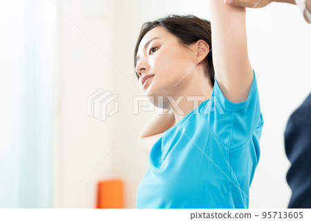 一個女人接受住宿 95713605