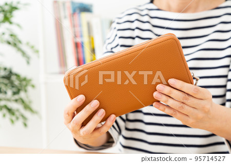 A casual middle-aged woman with a wallet 95714527
