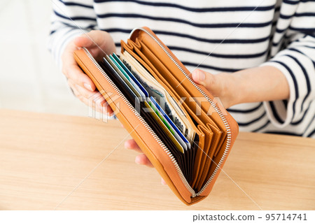 打開錢包的休閒中年婦女 95714741