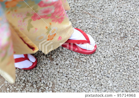 A 7-year-old girl visiting a shrine with Shichigosan A 7-year-old girl visiting a shrine with Shichigosan 95714968