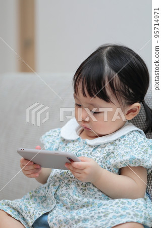 1 歲女孩玩智能手機 95714971