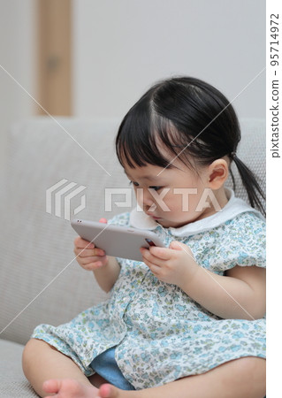 1 歲女孩玩智能手機 1 歲女孩玩智能手機 95714972